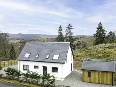 Blackmount House Отели рядом с достопримечательностью «McCaig's Tower»