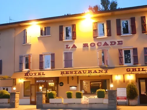 Logis hôtel Aux Berges de l'Aveyron فنادق في Onet-le-Chateau