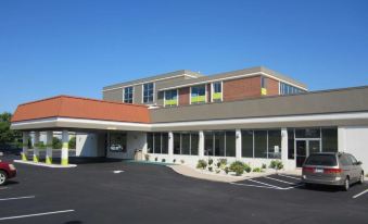 Days Inn & Suites by Wyndham Grand Rapids Near Downtown