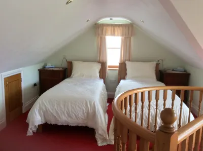 Penthouse Luxury Suite for 4 Persons with 2 Marble Bathroom Hôtels à proximité de : Truro School