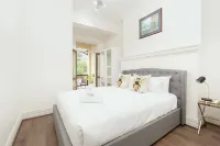 STUNNING SYDNEY HOME 6 Hotels in Dawes Point