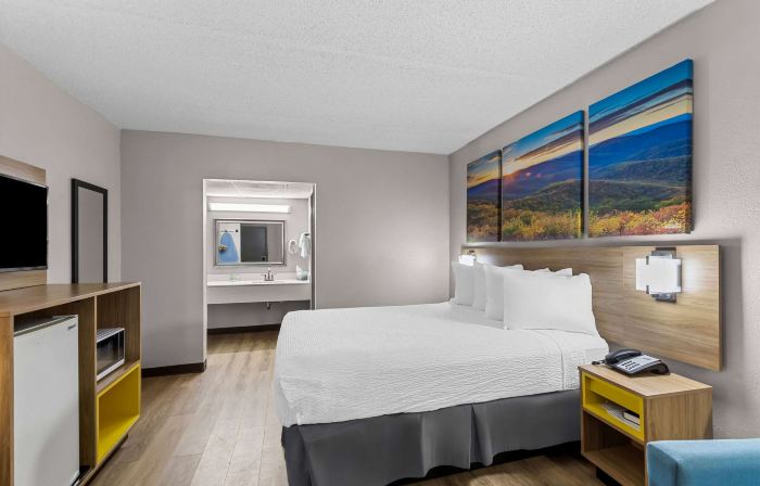 Days Inn by Wyndham Clayton