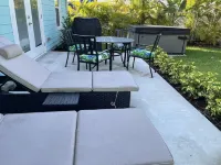 New Construction- Hot Tub - 1.3m to Beach, 2 KING Beds.