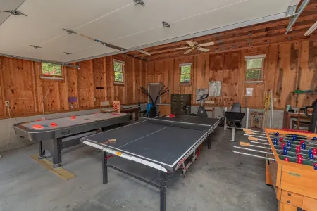 Beautiful Lake Front in Quiet Cove, Convenient to Boat Ramp, Dining & Shopping