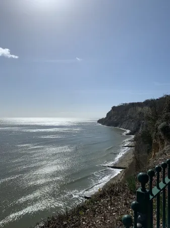 Stylish 1 Bed Apartment with Sea views