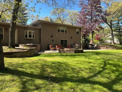 Beautiful fully furnished tri-level home located 3 miles outside of Caseville. Hotel dekat Caseville Family Arena
