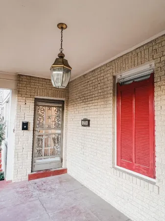 The Chandelier House of Midtown - Near It All!