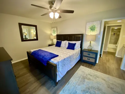 "The Bayliner" Lake Hamilton Condo: 2BR/2BA. Sleeps 6. Pool. Covered Boat Slip!