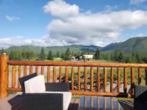 Rustic 1 bedroom, 1 bath, 2 minutes from the West Glacier Park