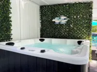 “Birchwood” is a Charming 2 Bedroom Cottage Located at the VA Dare & Sleeps 4!! Hotel a Bedford County