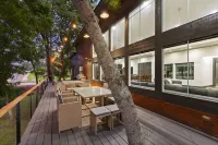 LUX Modern "Treehouse" on Private Lake - Gameroom, Kayaks, Bunkhouse, more!
