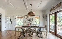 Farmhouse on wine scenic route, alpacas and hot tub. Pet friendly.