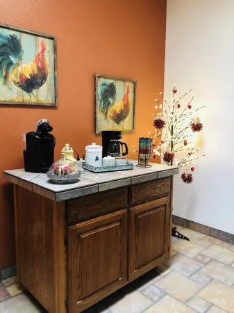 Casa de Flores 3 bdrm, 2 bath with covered hot tub Отели рядом с достопримечательностью «Museum of Nature & Science»