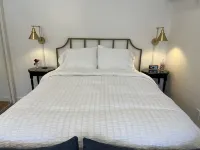 NEW! The Sycamore Suite! Charming Hidden Gem! NEW! Cigars and more 주변 호텔