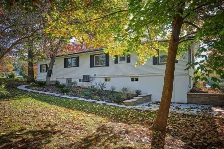 Fox Valley Farmhouse Overlooking The Fox River! Отели в г. Сент-Чарльз