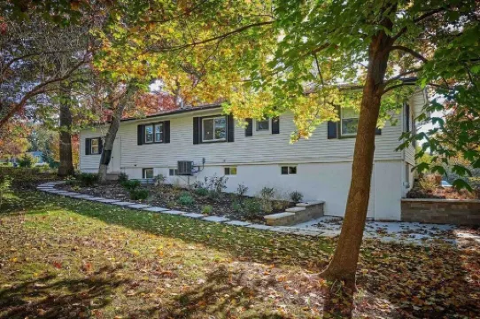 Fox Valley Farmhouse Overlooking The Fox River! Hotels in Saint Charles