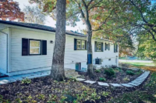 Fox Valley Farmhouse Overlooking The Fox River! Hotels in Saint Charles