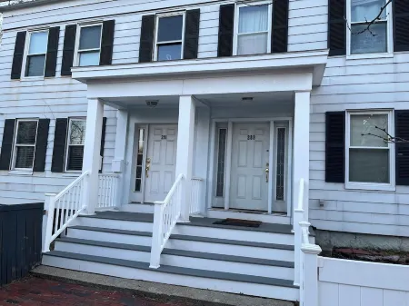 Free 2 Car Parking at this 3 bedroom apartment. Close to a park. Great location Отели рядом с достопримечательностью «Массачусетский технологический институт»