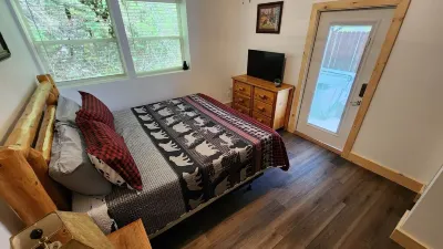 Jason's Log Cabin Retreat w/ Hot Tub, Rockers, Swing, Game Room, & 3 King Beds 와일더네스 앳 더 스모키스 주변 호텔