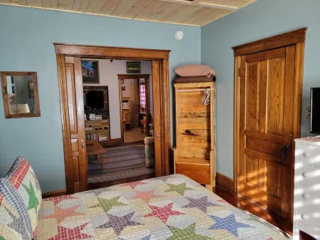 The Ridge is a Cozy 2-bedroom/1 bath Apartment Short walk to downtown Gettysburg