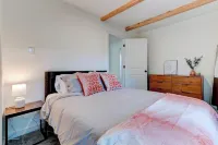 Willamette Valley Getaway w/ Backyard Firepit Champoeg State Heritage Park附近的飯店