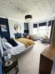 Sea views just yards from restaurants, pubs & shops. Sleeps 16-18, 8 x en-suite.