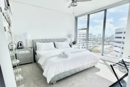 Spacious Luxury High-rise 2bd 2ba w/pool spa & gym