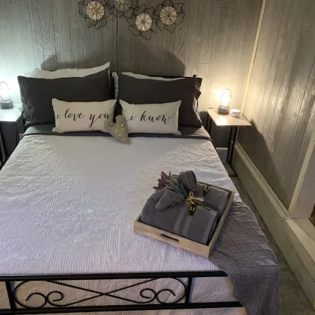 Romantic Cabin: Hot Tub, Pet Friendly, 2m Whitewater, Concierge, Private Driver