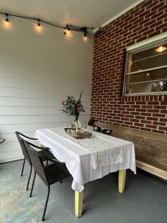 Down on the CornerIn the heart of Flora with great outside space! Отели в г. Флора