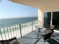 The Emerald Escape- Lux Renovation / Beachfront / King bed / 3 pools / Tiki Bar!