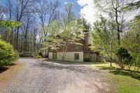 The Roost - Secluded Log Cabin, Hot Tub, Pool Table, Only 13 Miles from Downtown Hotels near Ridgecrest Conference Center