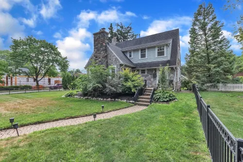 Walk to shopping, Charming Modern European cottage with huge deck