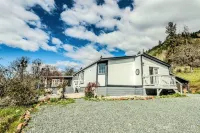 Stunning View, Fully Stocked Kitchen Near Wineries Hotels in Josephine County