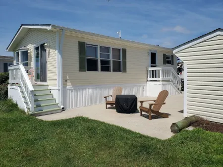 Bayfront cottage offers amazing views of the water and Assateague Island
