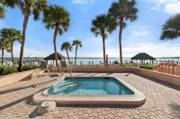 New 2024- Luxury Poolside Condo in charming Marco Island