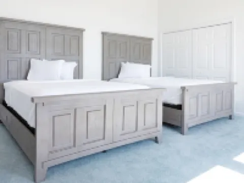 PRIVATE BEACH: BEACHFRONTS & BALCONIES @ NIANTIC W/ 6 QUEENS Hotels in Niantic