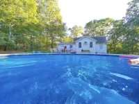 5 BDR Poconos Villa ~ Large Hot Tub ~ Game Room ~ Privacy Hotels in Middle Smithfield Township