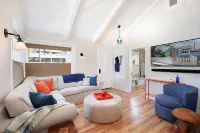 Inn Through the Orange Door - Laguna Village cottage