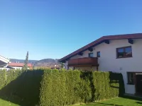 Ferienwohnung Uebler - Large vacation apartment near the lake فنادق في Kreuth