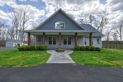 Cozy 4-bedroom house with WiFi, Hot Tub and Fire Pit
