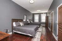 Historic Downtown Lincoln's Loft<br>Derby Suite - Lincoln, IL