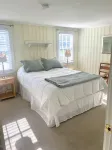 Cozy 2-bedroom cottage, 0.2 mi walk to the beach and other popular attractions!