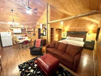 Cabin in town, walking distance to the courthouse square.