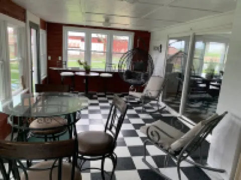 The Farmhouse - 2 ml from Colgate, king bed, family friendly, sleeps 10