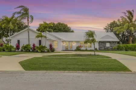 Beautiful 3 Bed, 2 Bath Golf Course Home Отели рядом с достопримечательностью «Порт-Сент-Люси Ботаникал Гарденс»