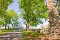 Huge Farmhouse in the heart of Southern Maine - Close to Mountains and lakes!