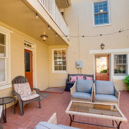 4 Bedroom, 3  Bath  Big Downtown Frederick home, w/ Private Patio &  fire table