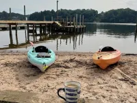 Lakefront, two bedroom, full bath. Relax, swim, kayak & fish on Lake Lookout. Hotels in Clines