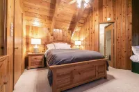 Modern Dog Friendly A-Frame walking distance to Lake.