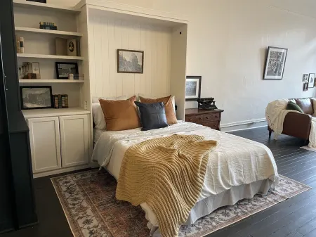 Huddleston Hall - Historic Downtown Apartment